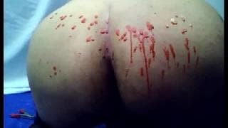 Este gay pinta seu corpo e coloca uma pinça