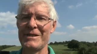 Este velho gosta de punheta ao ar livre