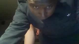 Ele deixa um negro chupar seu pênis inteiro