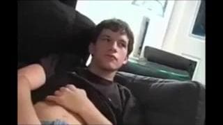 Gay sexy se masturbando avidamente para a câmera Gay sexy se masturbando avidamente para a câmera