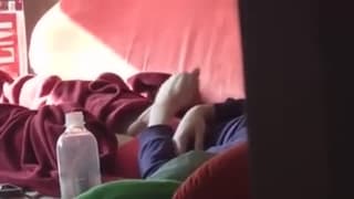 Com uma câmera ele grava a punheta.