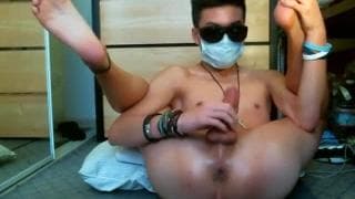 homem se tocando com uma máscara e oculos