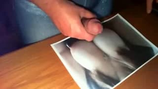 Um cara fica excitado vendo fotos eróticas