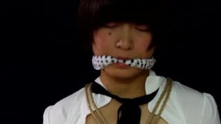 Jovem mulher asiática gosta de ser amarrada