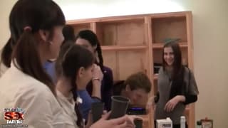 Estudantes fazem orgia após uma prova Estudantes fazem orgia após uma prova