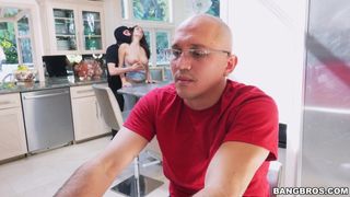 Lana Rohades, peituda e sexy, desfrutando de um pau grande