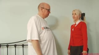 Um cara gordo transa com uma garota jovem e bonita