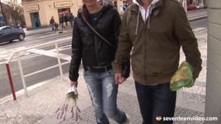 Flores e sexo para uma noiva jovem e bonita