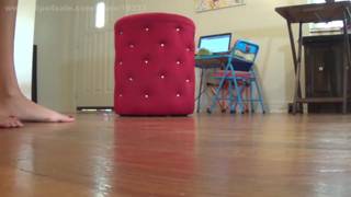 Morena sexy seduz com seus pés - fetiche de pés