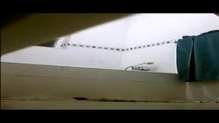 Câmara secreta para espionar uma garota nua no chuveiro