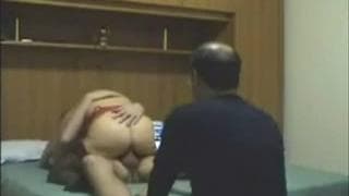 Essa loira gosta de engolir um tubo enorme