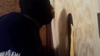 Um cara negro mascarado recebe um galo branco no Buraco da Glória Um cara negro mascarado recebe um galo branco no Buraco da Glória