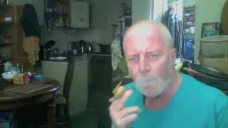 Este papai urso tira seu pênis para fora e fuma um cigarro