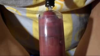 Ele puxa seu pênis para deixá-lo duro e se masturba com uma ventosa Ele puxa seu pênis para deixá-lo duro e se masturba com uma ventosa