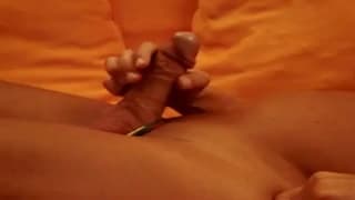 Amador desfruta de seu pênis na cama em frente à câmera Amador desfruta de seu pênis na cama em frente à câmera