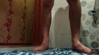 Ele senta num pau de plástico e adora Ele senta num pau de plástico e adora