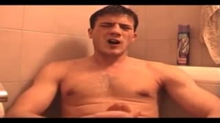 Homem gay com um pênis enorme se esfregando até o fim Homem gay com um pênis enorme se esfregando até o fim