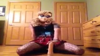 Essa punk trans se penetra com um sextoy!