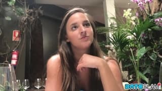 Depois de um restaurante, esta morena se faz foder em um hotel em Bali