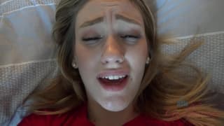 Kasey Miller com um cara que lhe faz bem