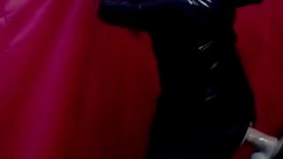 Trans arquea-se para frente para meter um grande vibrador até o fundo!