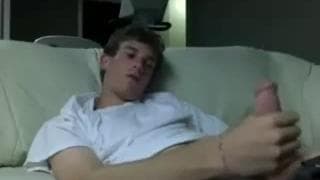 Vamos ver o quão bem este moreno se diverte