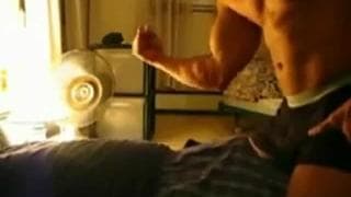 O cara musculoso só quer ficar duro. O cara musculoso só quer ficar duro.