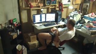 Um cara que gosta de assistir porno Um cara que gosta de assistir porno