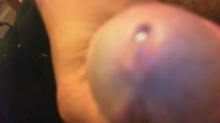 Um alemão se masturba sozinho em casa. Um alemão se masturba sozinho em casa.