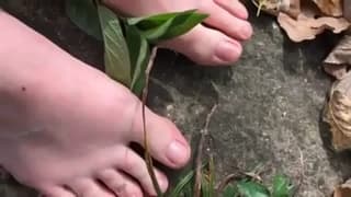 Este travesti sobe e desce em um grande dildo preto!