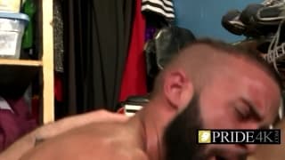 Garanhão gay enche seu amigo com seu pênis