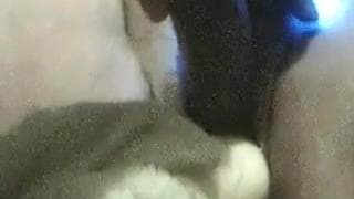 Masturbando sua vizinha com um vegetal frio