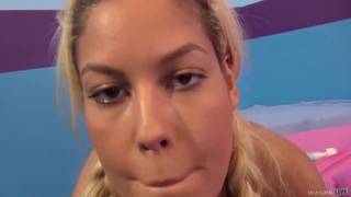 Uma aula de esporte para essa peituda.