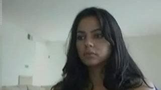 Morena gostosa se despindo lentamente e se acariciando Morena gostosa se despindo lentamente e se acariciando