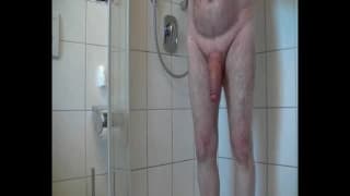 Homem maduro fica animado e disfruta de seu banho