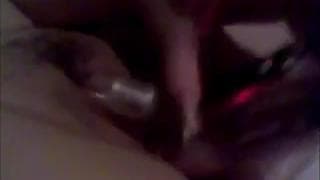 Se Masturbando com seu brinquedo elétrico na câmera