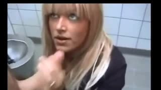 Vários espetos no banheiro público! Vários espetos no banheiro público!