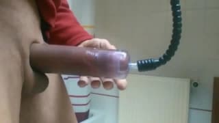 O cara bombeia seu pênis e muito mais.