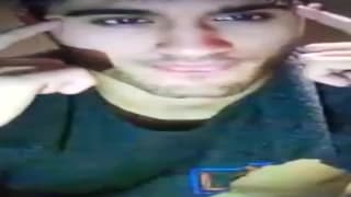 Este indiano realmente gosta de seu pau na câmera