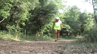 Em vários lugares, vemos o travesti exibicionista