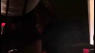 Ruiva punk sentando e chupando dildo gigante!