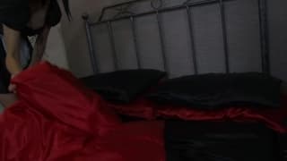 Duas empregadas submetem a patroa a sexo intenso Duas empregadas submetem a patroa a sexo intenso