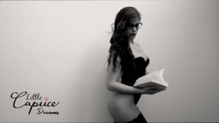 Little Caprice é uma sedutora natural Little Caprice é uma sedutora natural