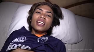 Vadia travesti leva pau no cuzinho até encher