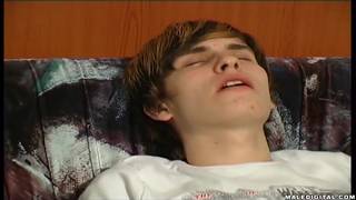 Este gay geme e gosta de tocar seu pau Este gay geme e gosta de tocar seu pau