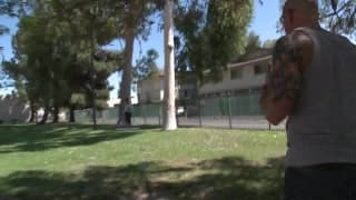 Dylan Ryder é espancado por um estranho Dylan Ryder é espancado por um estranho