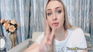 Linda ninfetinha loira se masturbando com seus brinquedos favoritos