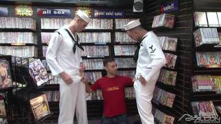 Dois marinheiros fodem o balconista em uma sex shop Dois marinheiros fodem o balconista em uma sex shop