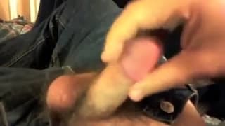 Ele se masturba até que seu pênis fique todo vermelho e rosa