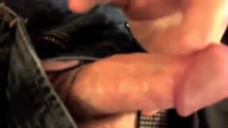 Ele se masturba até que seu pênis fique todo vermelho e rosa